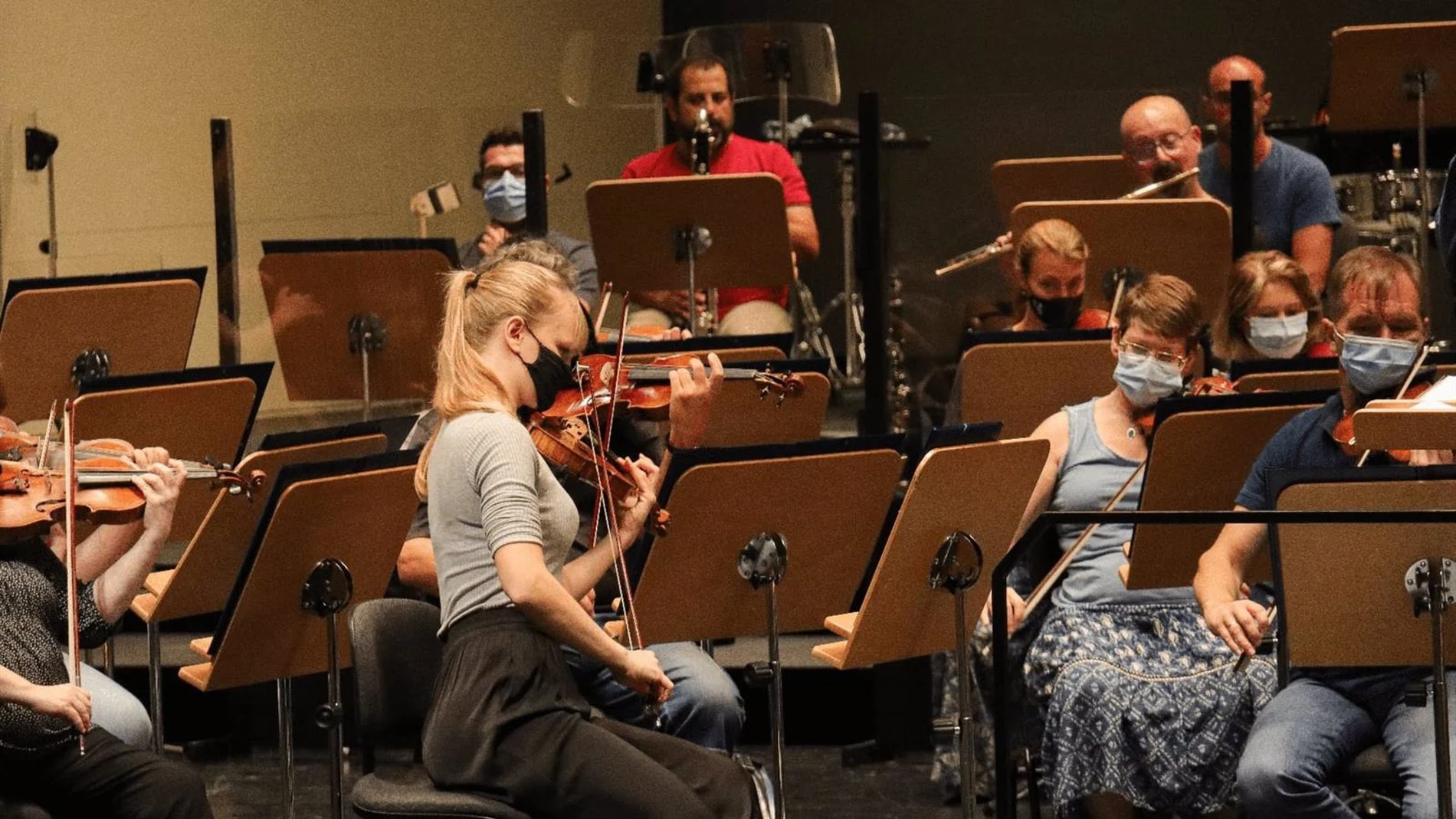 La concertino Alexa Farré Brandkamp, con la orquesta