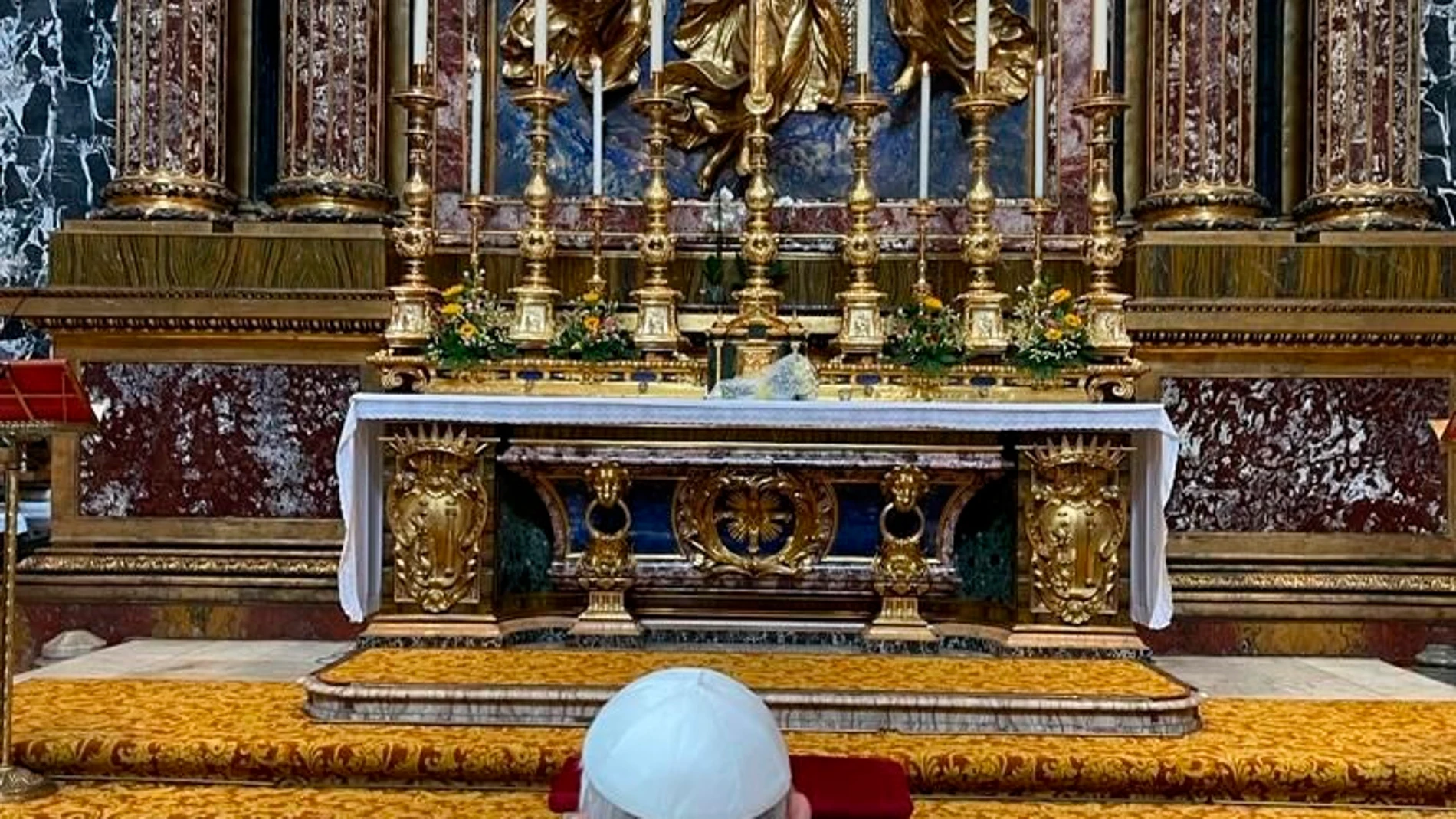 El papa Francisco rezó en la basílica de Santa María la Mayor tras abandonar el hospital Agostino Gemelli de Roma, donde llevaba diez días ingresado tras someterse a una operación de colon