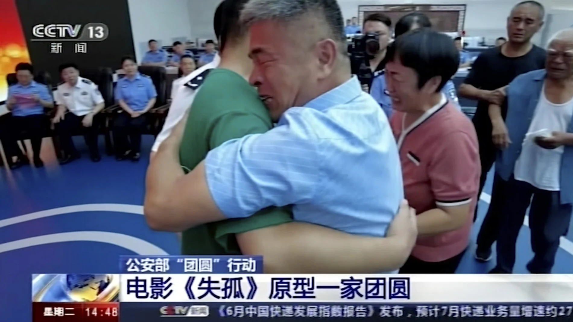Guo Gangtang abraza a su hijo Guo Xinzhen, a quien estuvo buscando durante 24 años tras ser secuestrado en 1997