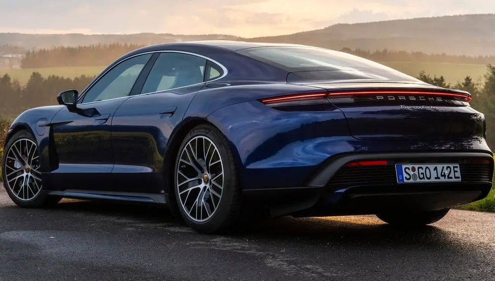 El coche es eléctrico con capacidad de carga y ahorro significativa aportan al ambiente un sentido natural característico.