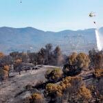 Un hidroavión trabaja cerca de la urbanización de Can Sunyer.