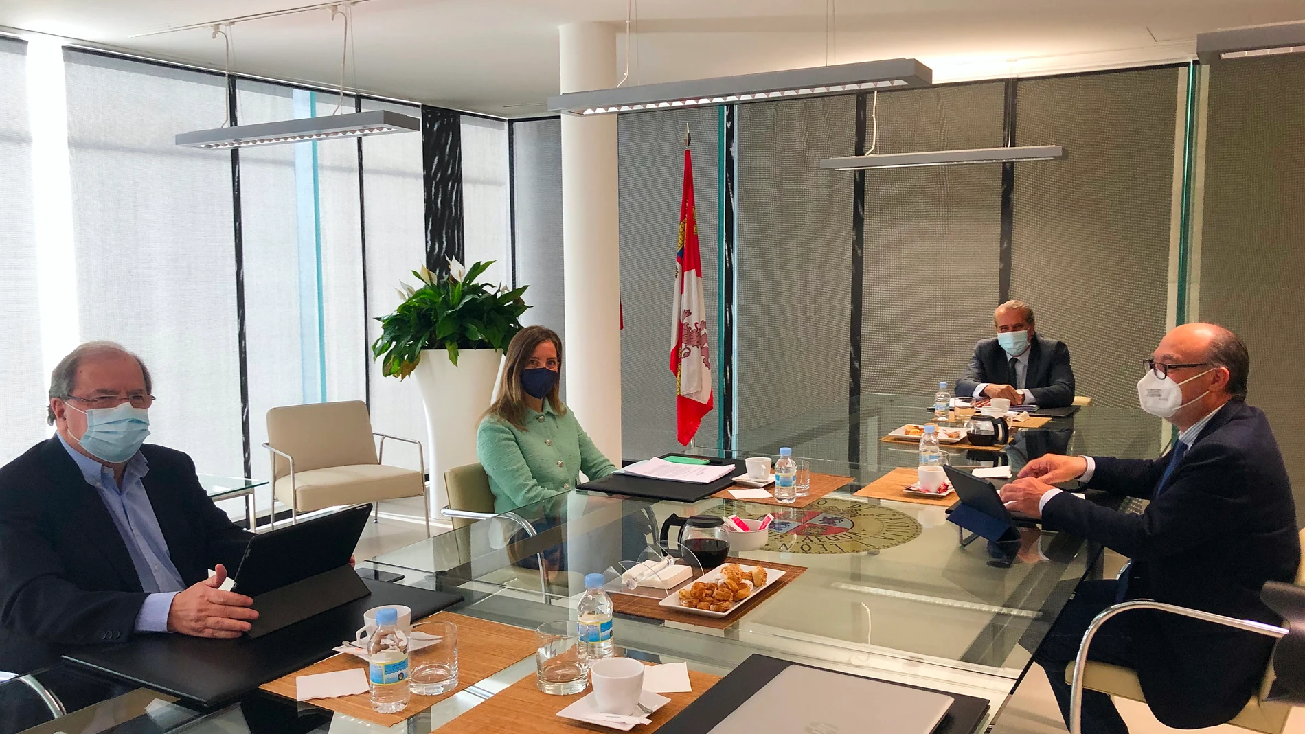 El presidente del Consejo Cunsultivo, , Agustín S. de Vega junto a los consejeros, Valle Ares, Francisco Ramos y Juan Vicente Herrera, durante la reunión