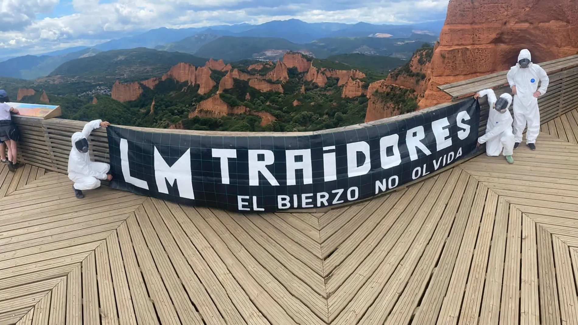 Pancarta contra la empresa LM de Ponferrada en el mirador de Orellán en las Médulas, en contra del recorte de trabajadores