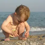 Un bebé en una playa