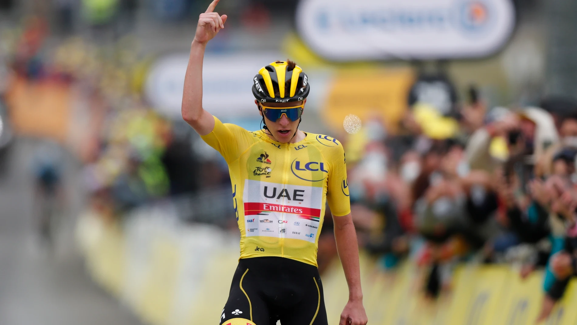 El ciclista esloveno Tadej Pogacar, líder de la clasificación general, celebra su victoria en la decimoctava etapa del Tour de Francia, entre Pau y Luz Ardiden