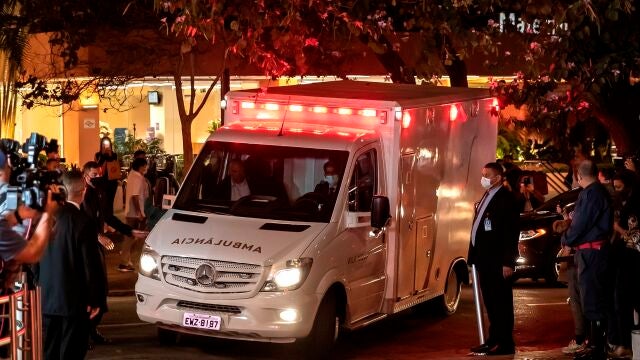 AME2416. SAO PAULO (BRASIL), 14/07/2021.- Una ambulancia traslada al presidente de Brasil, Jair Bolsonaro, en el Hospital Vila Nova Star, en Sao Paulo (Brasil). El presidente de Brasil, Jair Bolsonaro, llegó este miércoles a Sao Paulo procedente de Brasilia para evaluar si debe ser sometido a una cirugía "de emergencia" por una "obstrucción intestinal", informaron fuentes oficiales. EFE/ Sebastiao Moreira