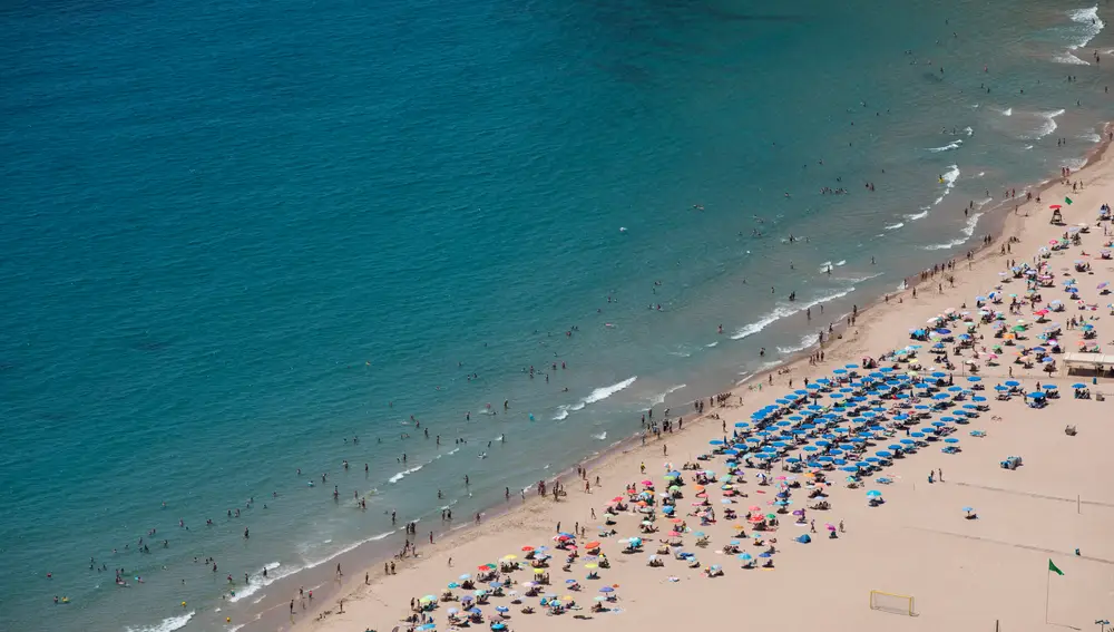 La playa de Poniente, en Benidorm, que todavía está a medio gas ante la ausencia de turismo extranjero