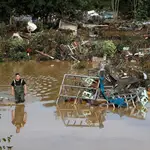 Un hombre camina por el agua en una de las zonas afectada por las inundaciones en Alemania