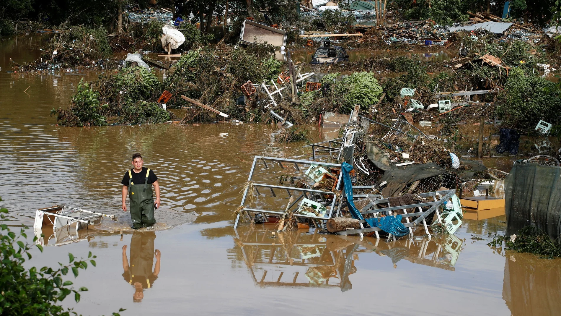 Un hombre camina por el agua en una de las zonas afectada por las inundaciones en Alemania