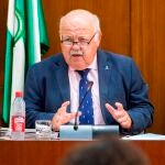 El consejero de Salud, Jesús Aguirre, durante la comisión en el Parlamento andaluz
