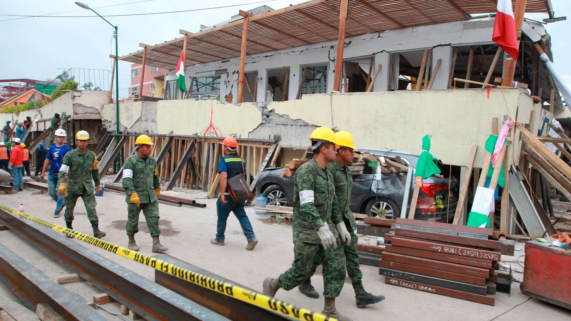 MEX6895. CIUDAD DE MÉXICO (MÉXICO), 14/07/2021.- Fotografía de archivo fechada el 21 de septiembre de 2017 que muestra rescatistas trabajando tras el colapso por un terremoto del colegio Enrique Rébsamen, en Ciudad de México (México). Un juez mexicano dictó sentencia de 208 años de prisión contra el ingeniero Juan Mario Velarde por la muerte de 26 personas en el derrumbe del colegio privado Enrique Rébsamen de Ciudad de México, tras el terremoto del 19 de septiembre de 2017, informó este miércoles la Fiscalía General de Justicia de la Ciudad de México (FGJCDMX). EFE/ Mario Guzmán/ ARCHIVO