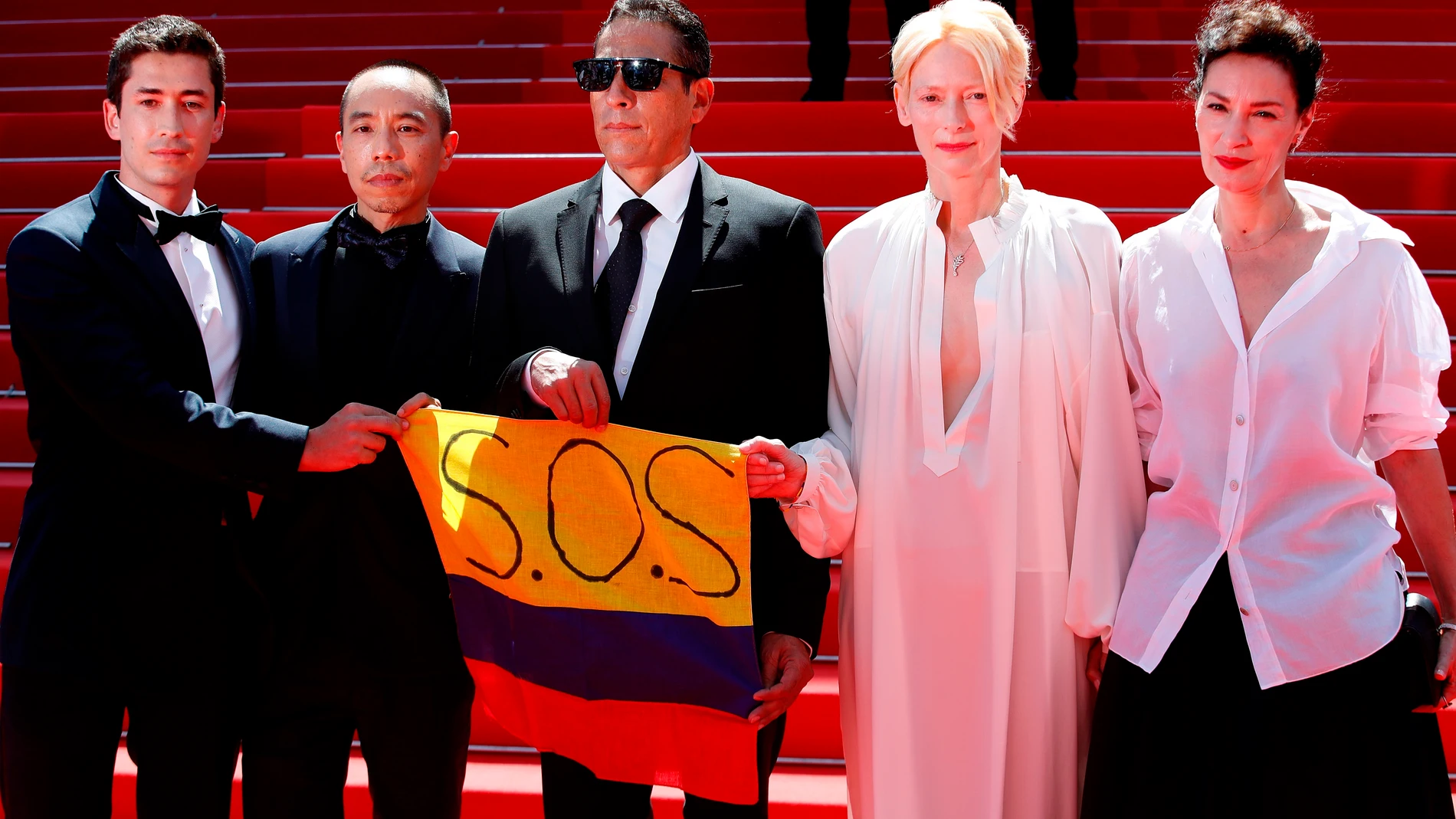 Juan Pablo Urrego, Apichatpong Weerasethakul, Elkin Diaz, Tilda Swinton y Jeanne Balibar apoyaron a los colombianos exhibiendo una bandera de su país