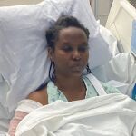 En las imágenes, publicadas en su cuenta oficial de Twitter, se ve a la primera dama consciente, sentada en la cama del hospital, con un brazo vendado. Twitter