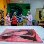 Patricia del Pozo (c) y Mar Sánchez Estrella (i) escuchan al coleccionista sevillano Pepe Cobo, hoy en el taller del Centro Andaluz de Arte Contemporáneo (CAAC) en Sevilla.