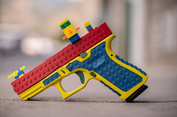 Una pistola real personalizada como un juguete Lego desata la polémica en EE UU