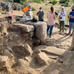 El presidente de la Diputación de Ávila, Carlos García, visita el castro de la excavación en el Torreón de Ulaca donde los trabajos de esta campaña encaran su recta final