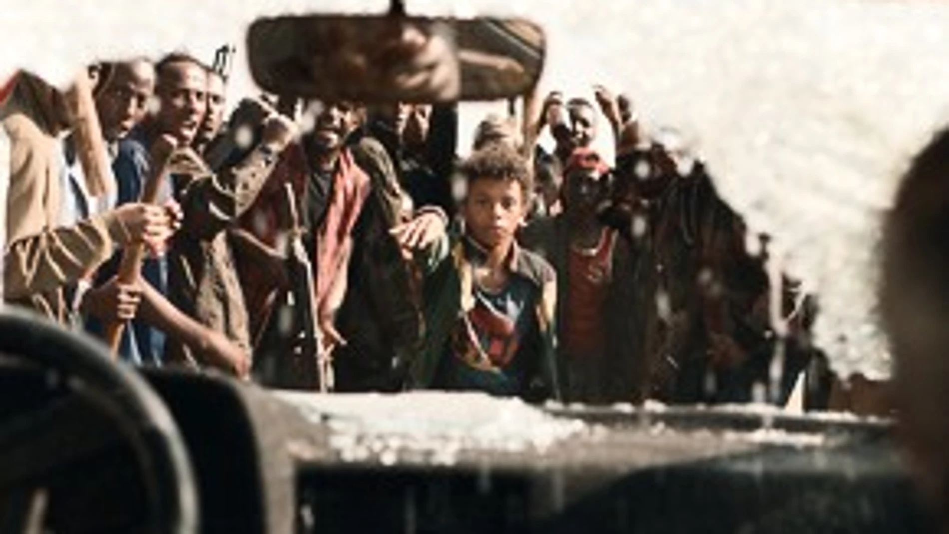 Escena de «Pequeño país», película dirigida por Éric Barbier que actualmente está en cartelera y que aborda el genocidio de Ruanda. Debajo, el autor del libro