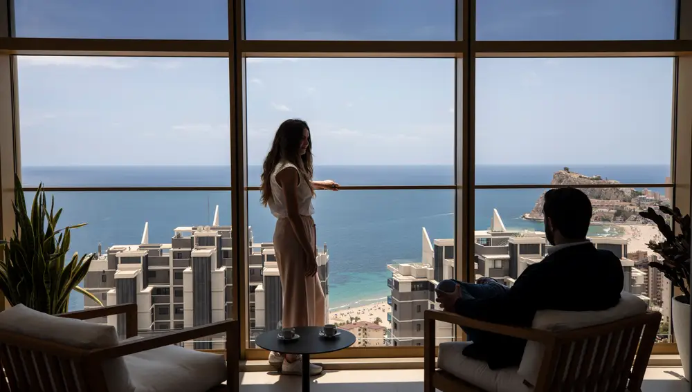 Una pareja observa las vistas desde uno de los apartamentos de lujo el rascacielos