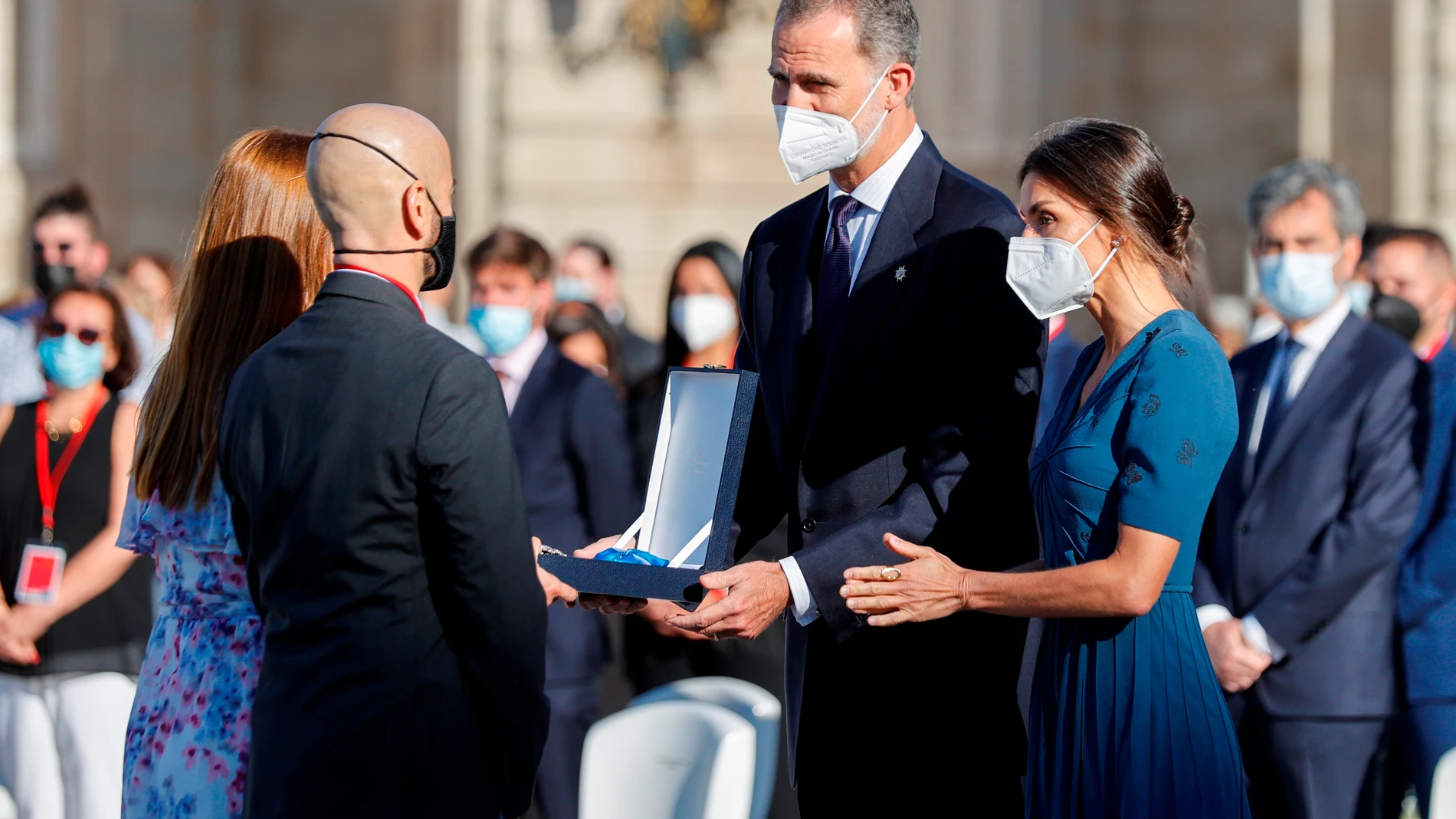 Los reyes Felipe y Letizia durante la entrega de la Gran Cruz del Mérito Civil otorgada a 125 profesionales sanitarios fallecidos por la Covid-19.
