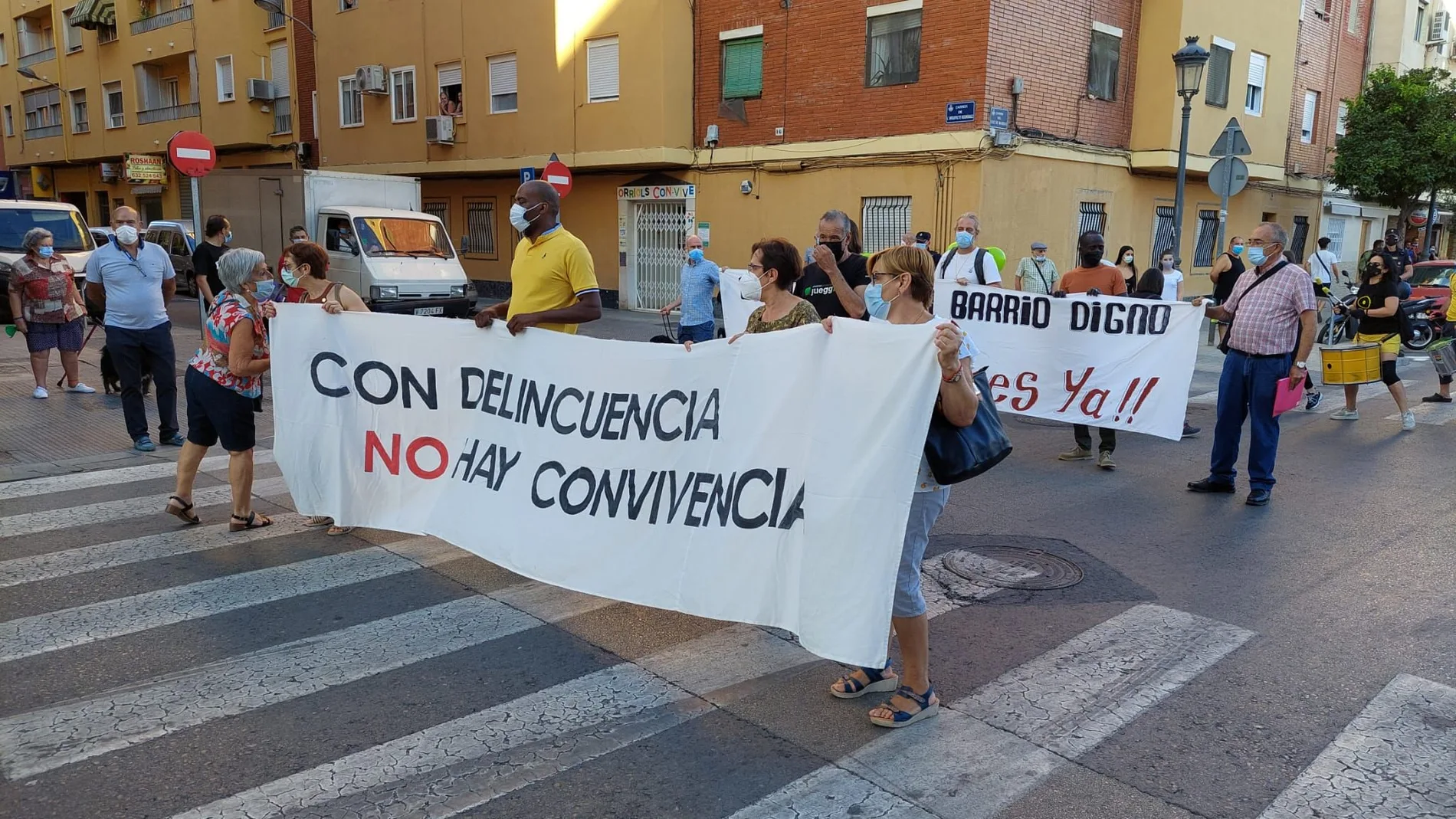 Vecinos de Orriols se manifiestan para pedir más seguridad en sus calles
