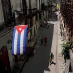 Una bandera de Cuba colgada de un balcón de La Habana