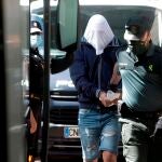 Uno de los detenidos encarcelados por el crimen de Samuel Luiz es escoltado de vuelta a la cárcel de Texeiro tras declarar ante el juez del Juzgado de Instrucción número 8 de A Coruña. EFE/ Cabalar