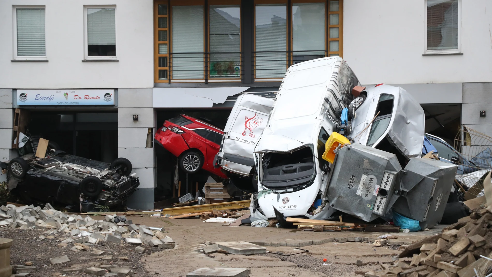Pilas de coches y escombros en la localidad alemana de Bad Neuenahr-ahrweiler
