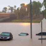 Estado de una carretera en Arizona tras las inundaciones