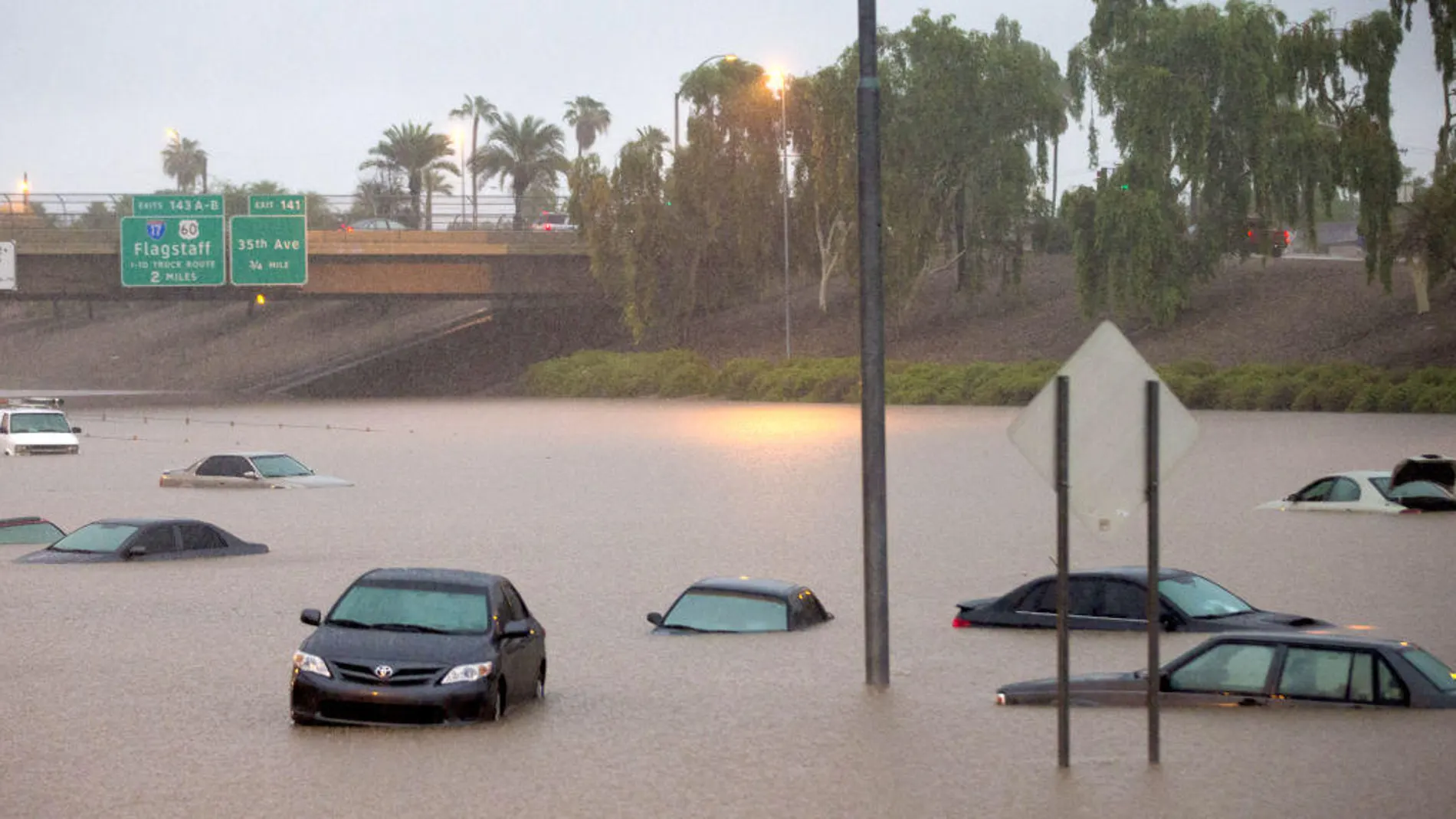 Estado de una carretera en Arizona tras las inundaciones