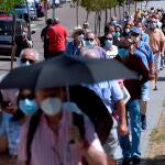 Un grupo de personas esperan su turno para vacunarse en el Centro Cultural Miguel Delibes de Valladolid