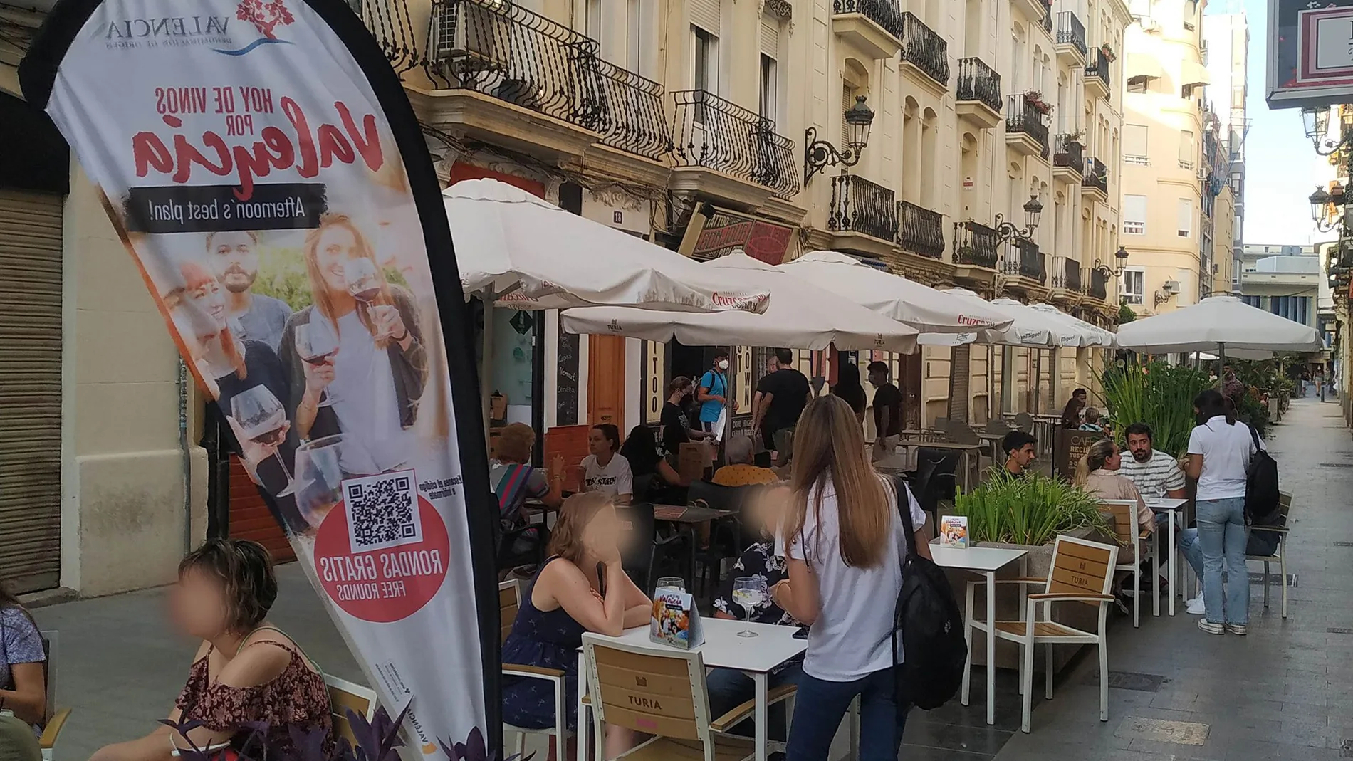 La denominación de origen Valencia ha iniciado su campaña de promoción del vino en el barrio de Russafa