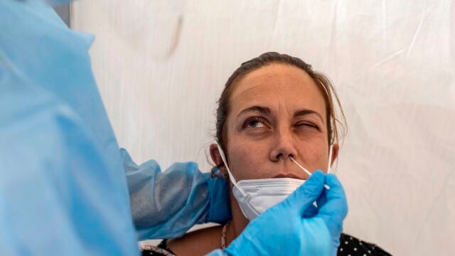 Una trabajadora sanitaria realiza un test de antígenos durante el cribado poblacional