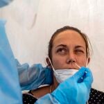Una trabajadora sanitaria realiza un test de antígenos durante el cribado poblacional
