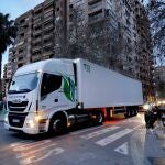 Camión propulsado a gas natural descargando en un supermercado en Valencia