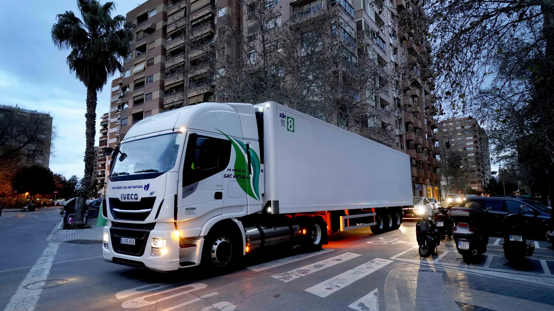 Camión propulsado a gas natural descargando en un supermercado en Valencia