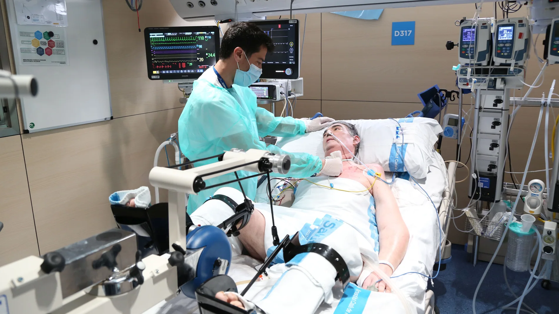 Tras el trasplante de pulmón y aún en la UCI, Jordi pudo iniciar sus ejercicios de rehabilitación después de cuatro meses conectado a la ECMO