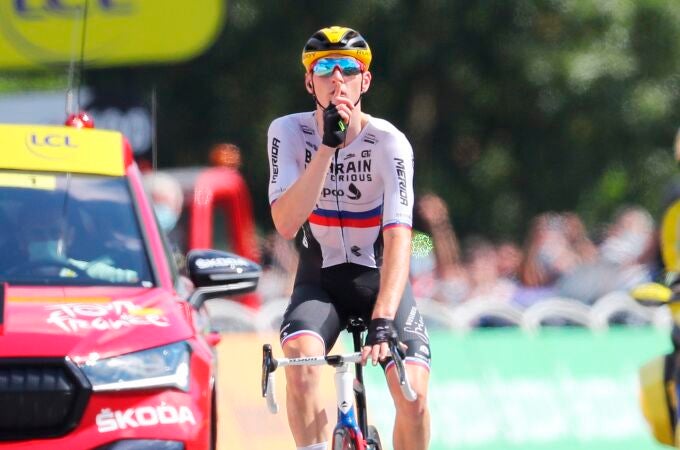 El esloveno Mohoric hace el gesto de mandar callar en la línea de meta de la 19ª etapa del Tour