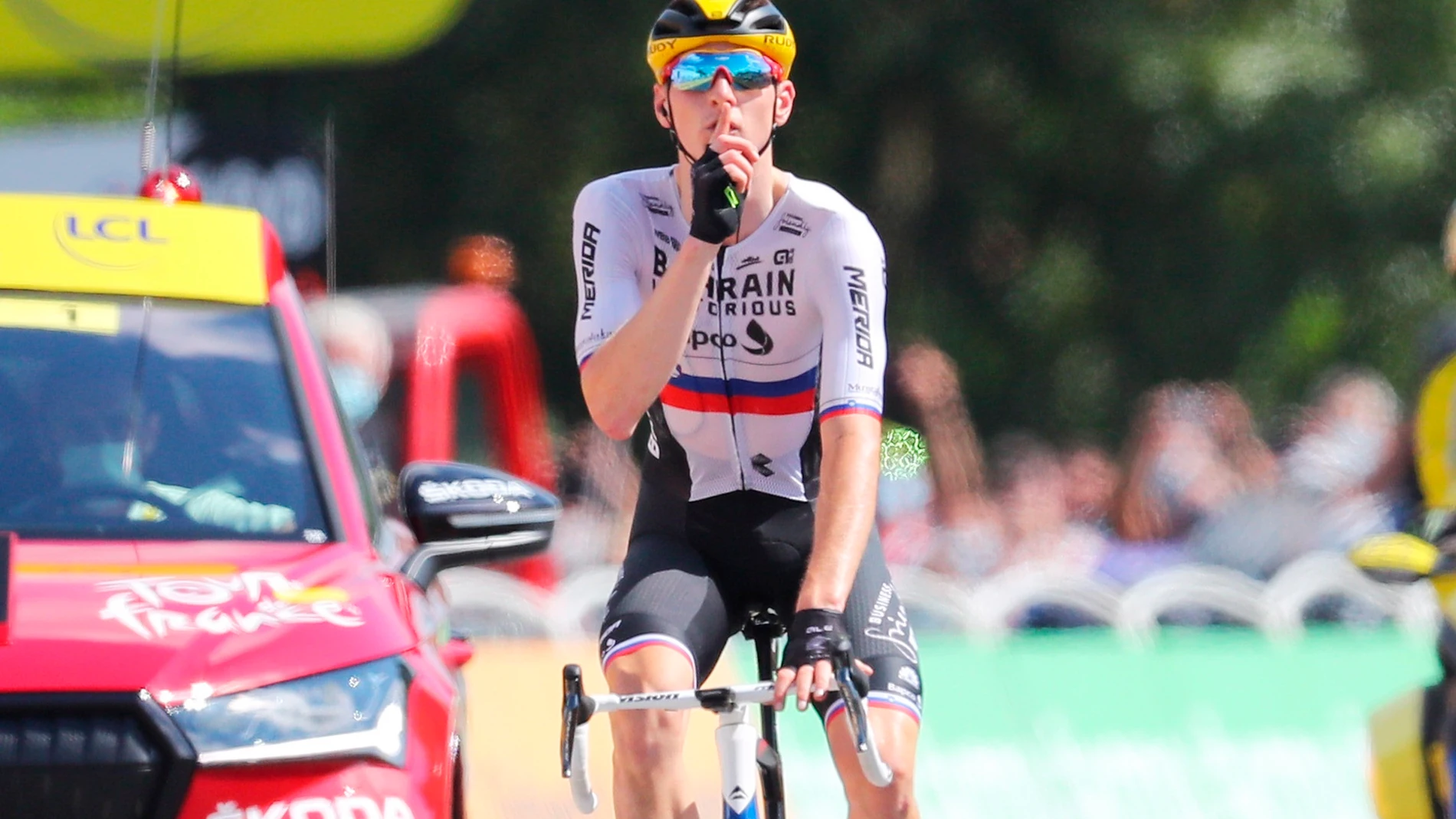 El esloveno Mohoric hace el gesto de mandar callar en la línea de meta de la 19ª etapa del Tour