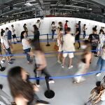 Cientos de personas hacen cola en el hospital Enfermera Isabel Zendal de Madrid, para ser vacunados frente al coronavirus.