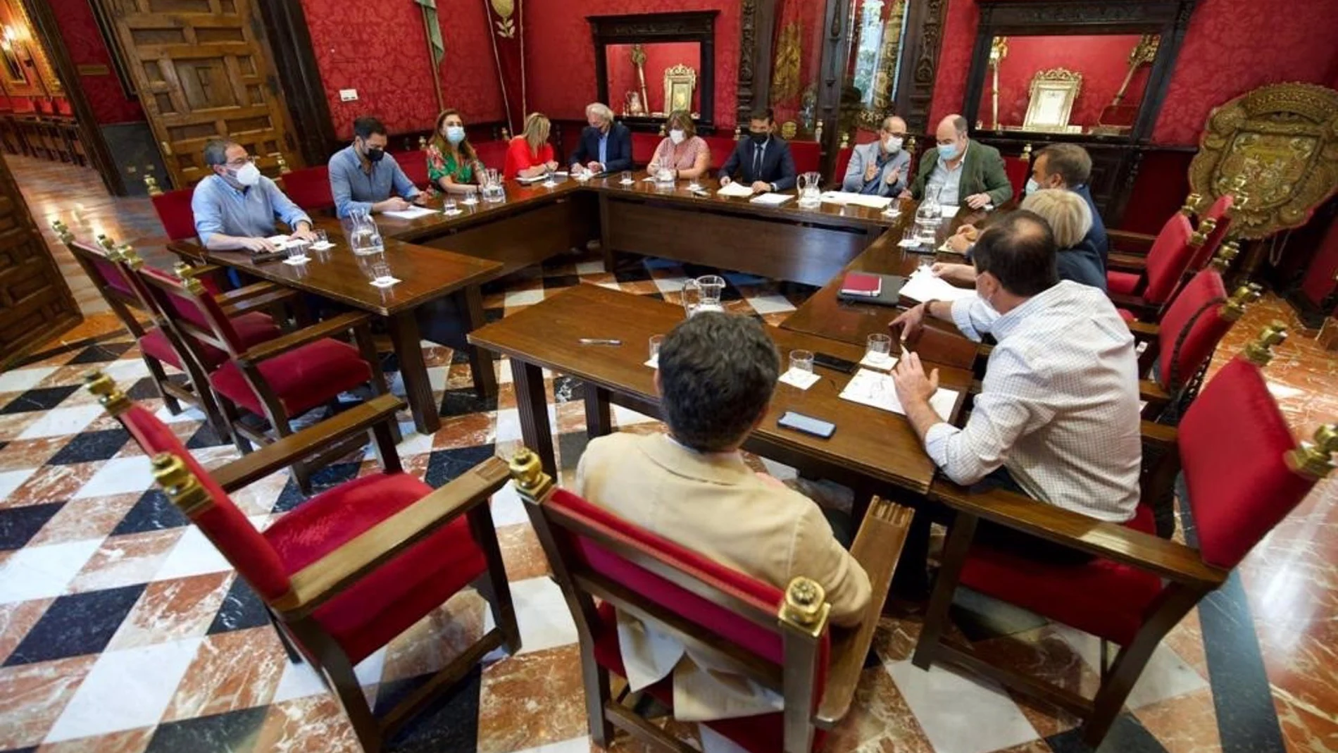 Primera junta de gobierno local en Granada tras el relevo en la Alcaldía