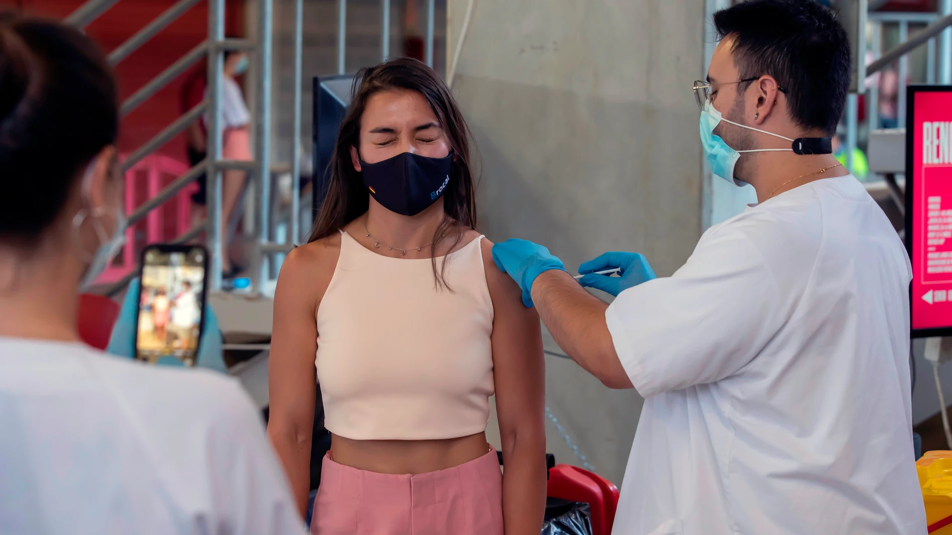 Jóvenes de entre 20 y 29 años se han vacunado contra la Covid-19 con la vacuna de Moderna en el Estadio Nueva Condomina de Murcia.