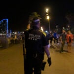 Un agente de la Guardia Urbana en las inmediaciones de la playa de la Barceloneta