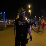 Un agente de la Guardia Urbana en las inmediaciones de la playa de la Barceloneta
