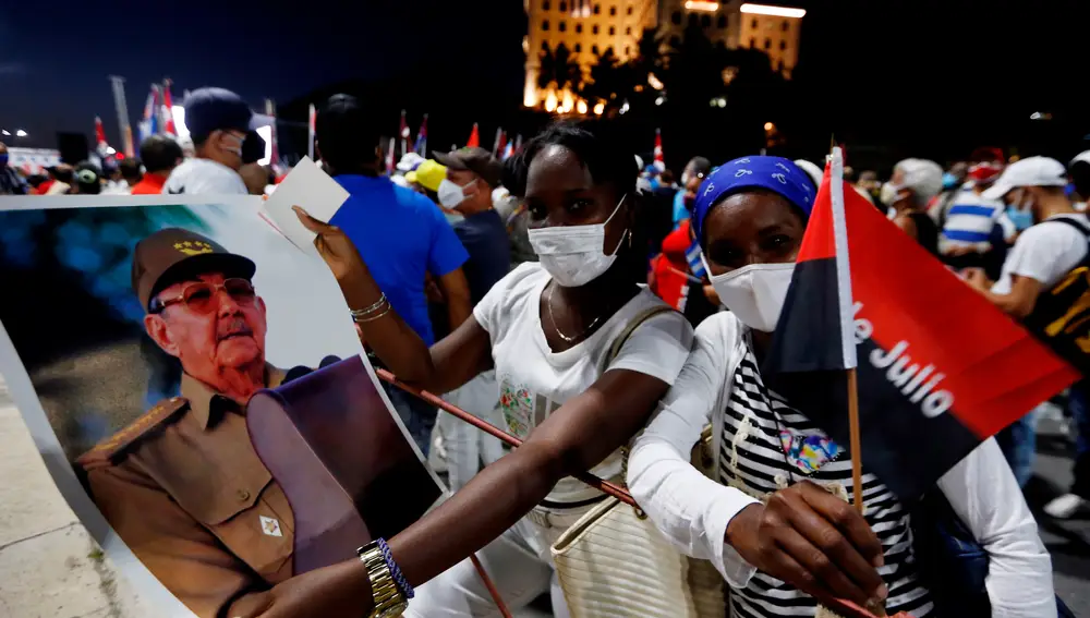 Los manifestantes simpatizantes de la Revolución portaban imágenes del anciano ex mandatario, Raúl Castro y de su hermano Fidel