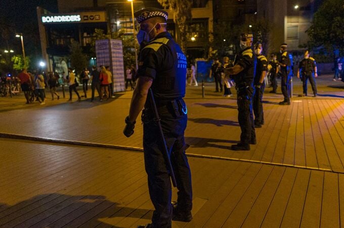 Agentes de la Guardia Urbana forman una línea en las inmediaciones de la playa de la Barceloneta. Lorena Sopêna / Europa Press