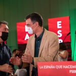 El candidato socialista a la Presidencia de la Junta, Juan Espadas (d), junto a Pedro Sánchez. María José López/ EP