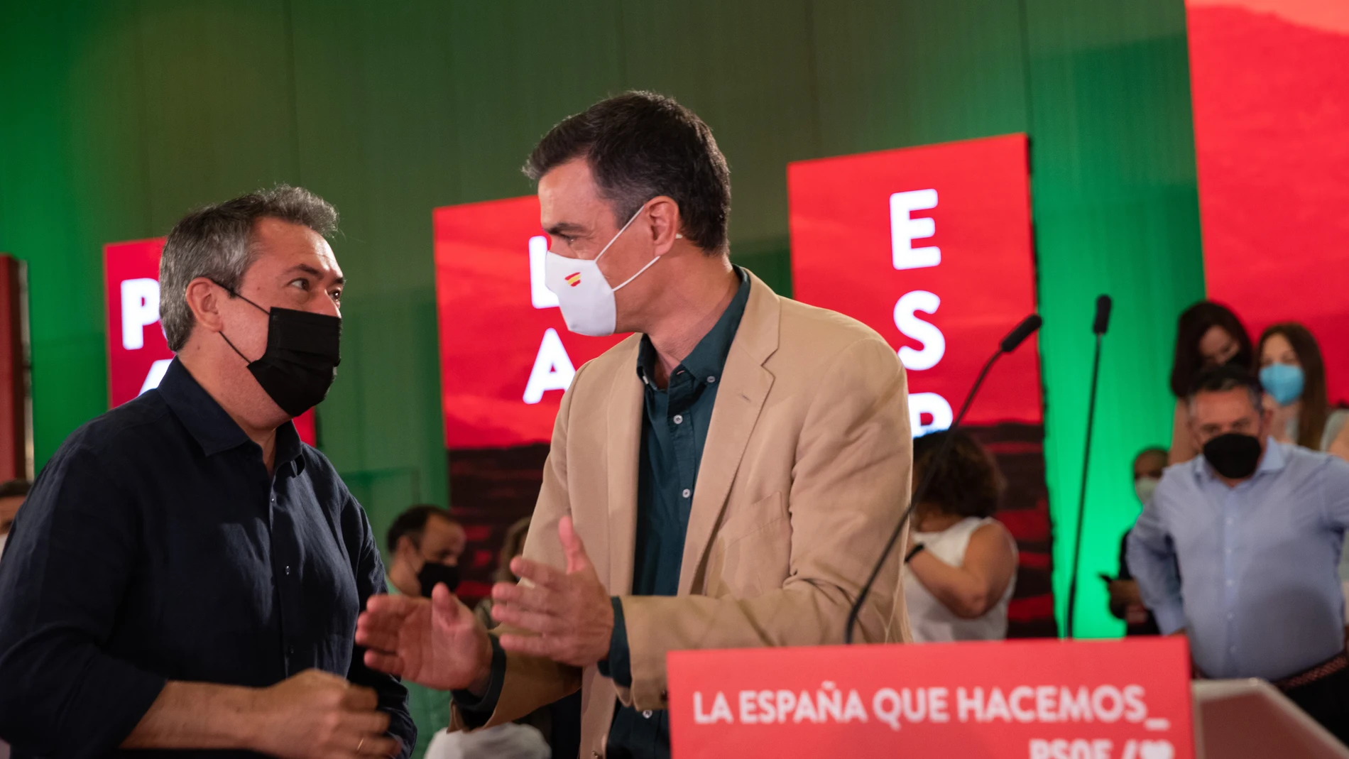 El candidato socialista a la Presidencia de la Junta, Juan Espadas (d), junto a Pedro Sánchez. María José López/ EP