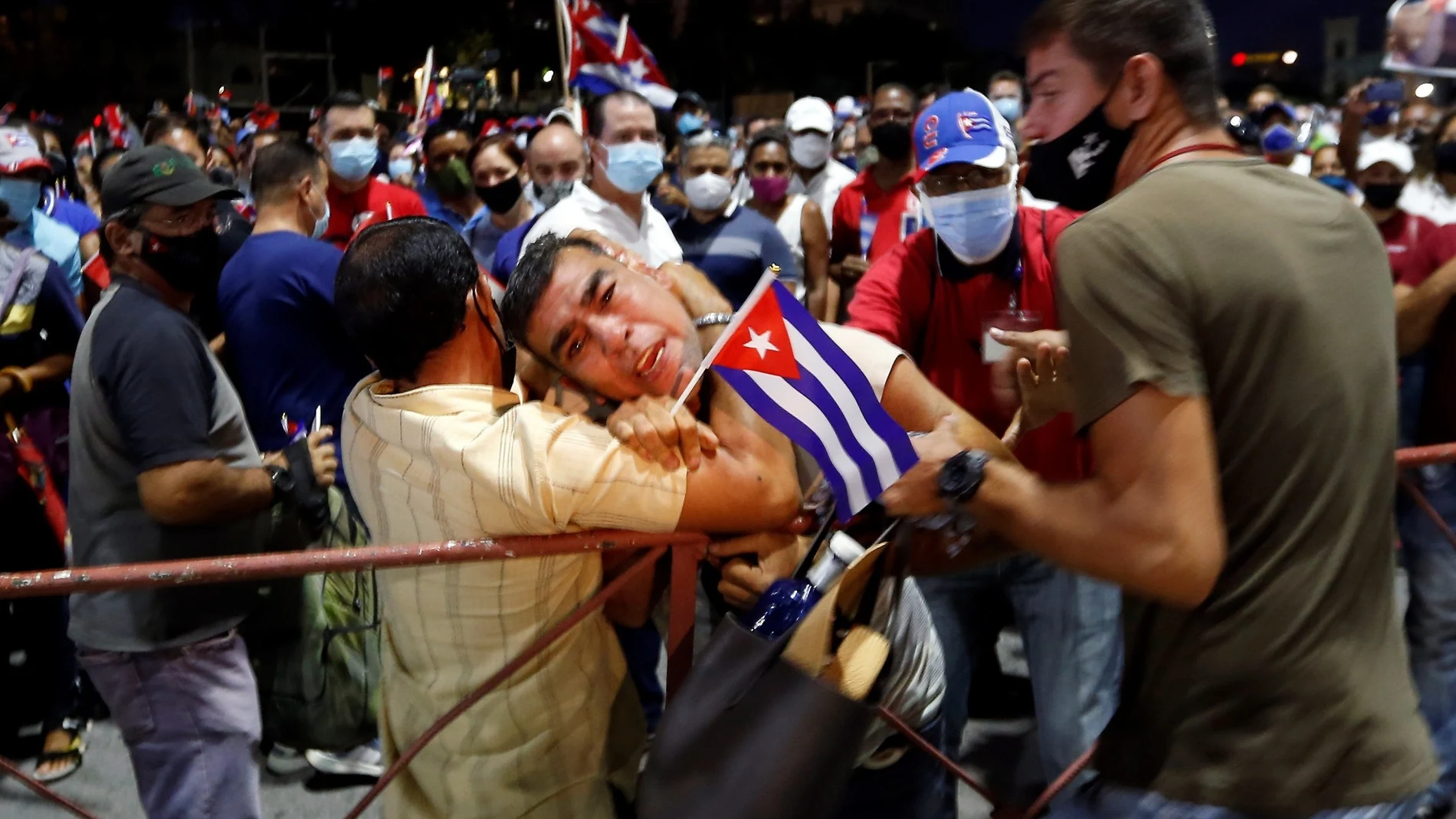 Un hombre es arrestado durante un acto de apoyo a la revolución ayer, en La Habana por gritar "Patria y Vida"