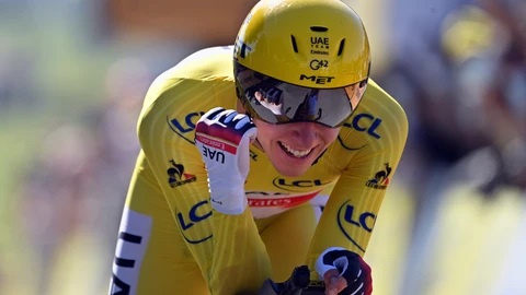 Tadej Pogacar aprieta el puño al cruzar la meta de la contrarreloj. No la ganó pero el Tour es suyo