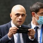 El ministro de Sanidad británico, Sajid Javid, se retira la mascarilla al salir de Downing Street, la mascarilla nunca ha sido obligatoria en exteriores en Reino Unido